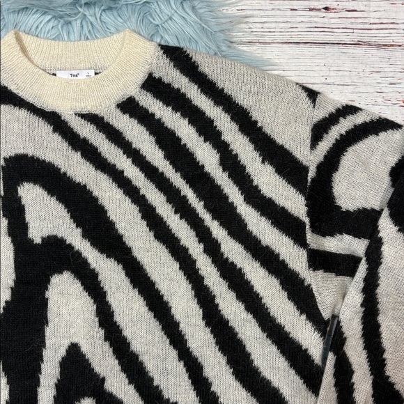 Aritzia TNA UTICA Zebra Mohair blend cropped sweater - Picture 6 of 8